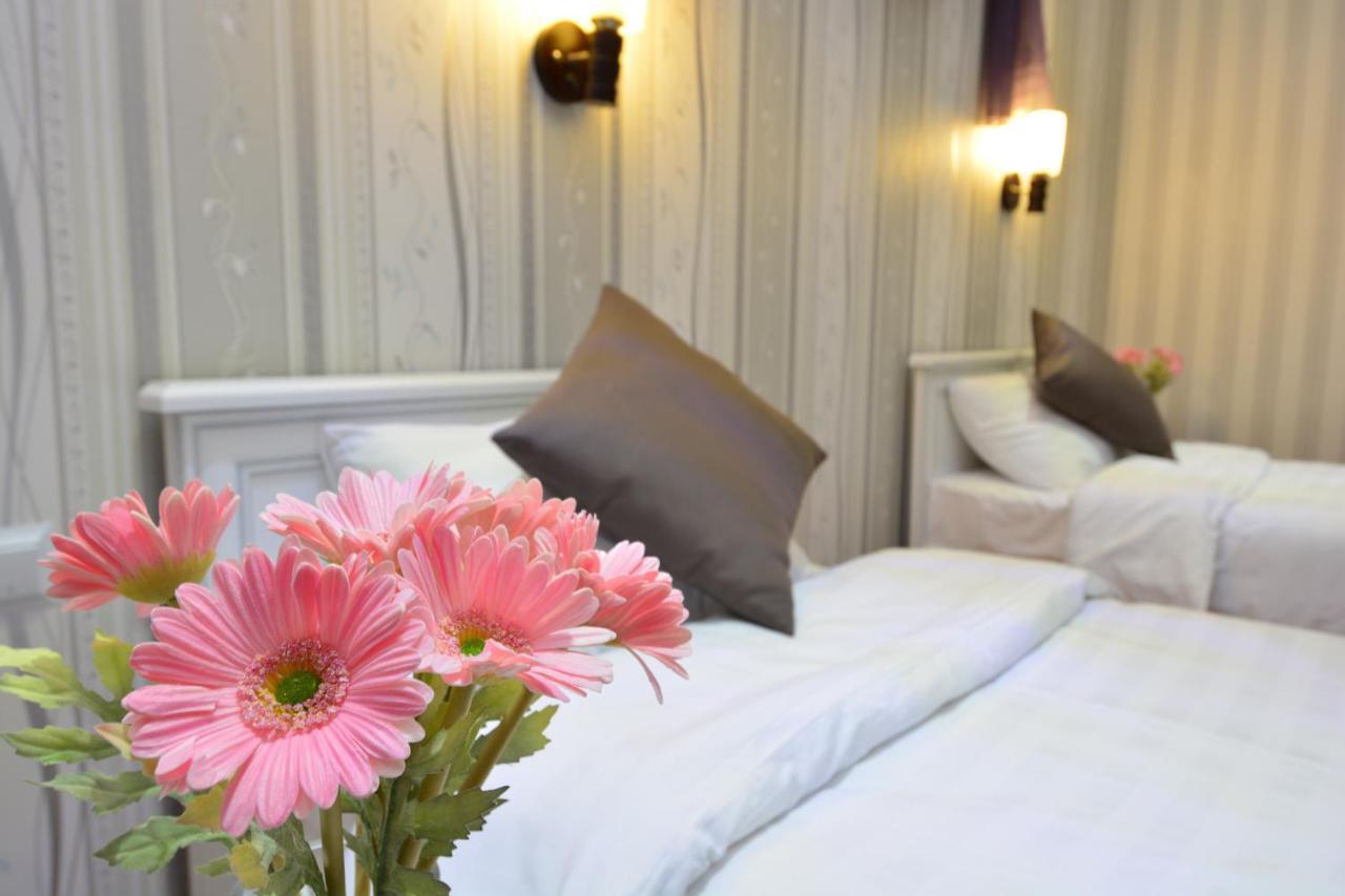 Granada Hotel And Restaurant تبليسي المظهر الخارجي الصورة
